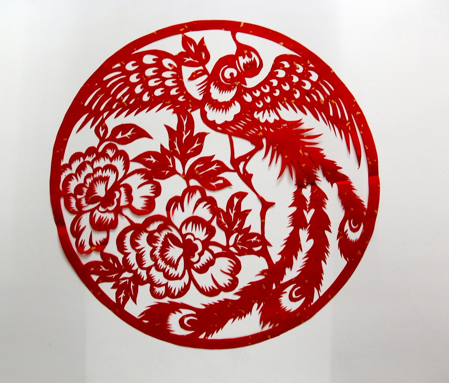 剪纸艺术源于中国汉代,已有两千多年历史,是展现中国传统文化和民俗
