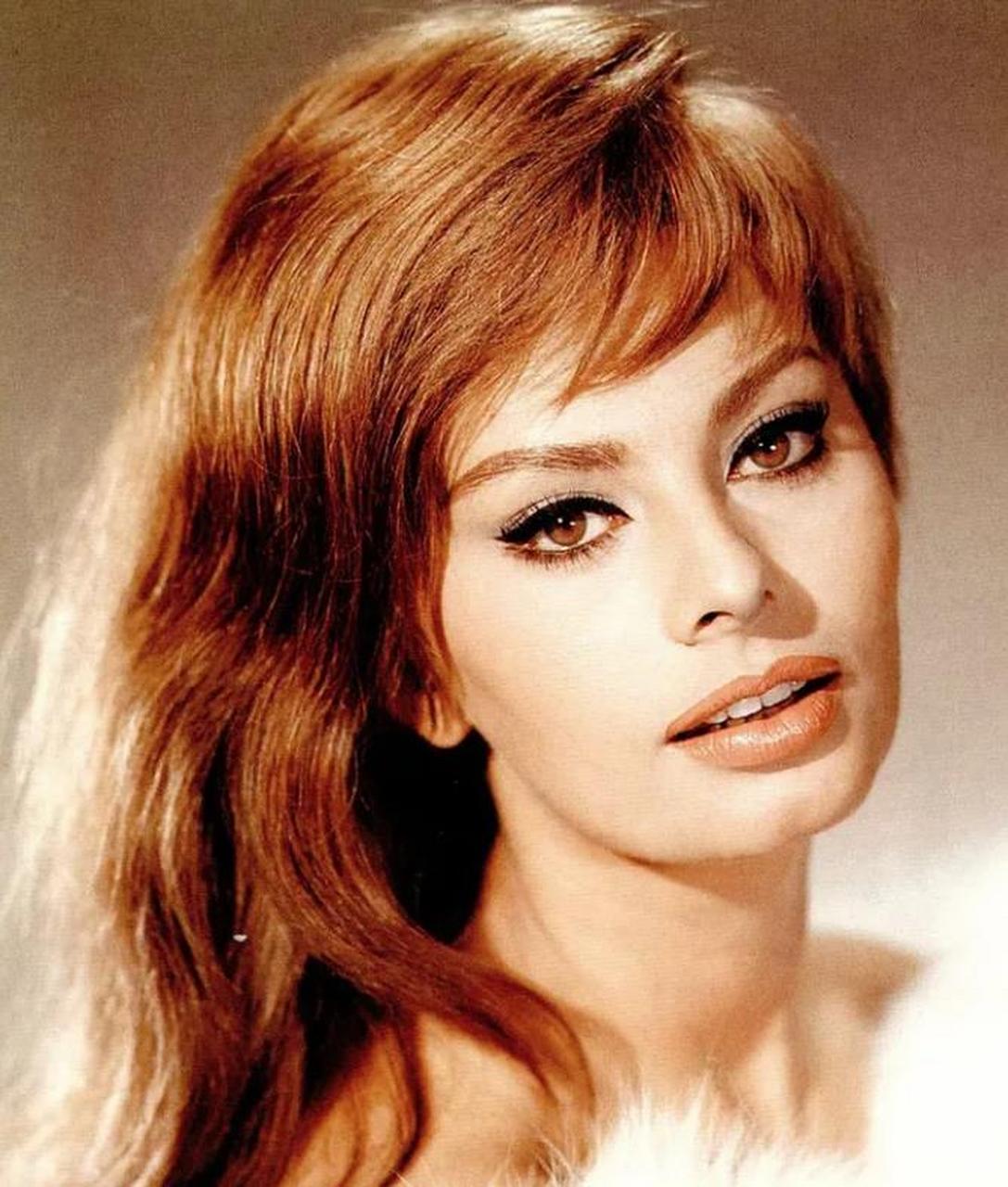 索菲娅·罗兰是一位超越外在美的典范,她凭借内心的聪慧与热情,专注与