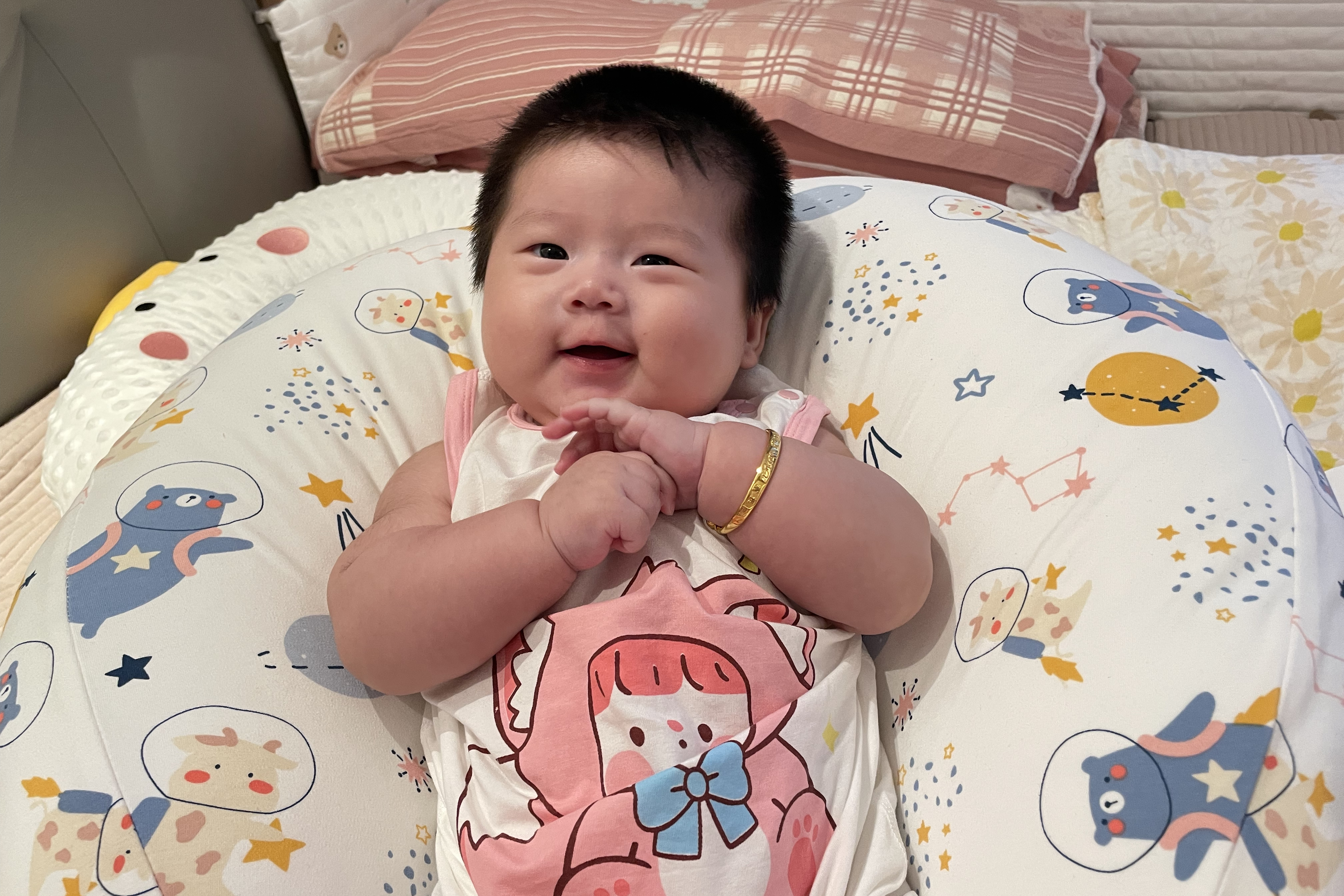 好奇四顾,纯净笑容灿烂绽放;挥舞双手,自由自在的笑声洋溢温暖与安然