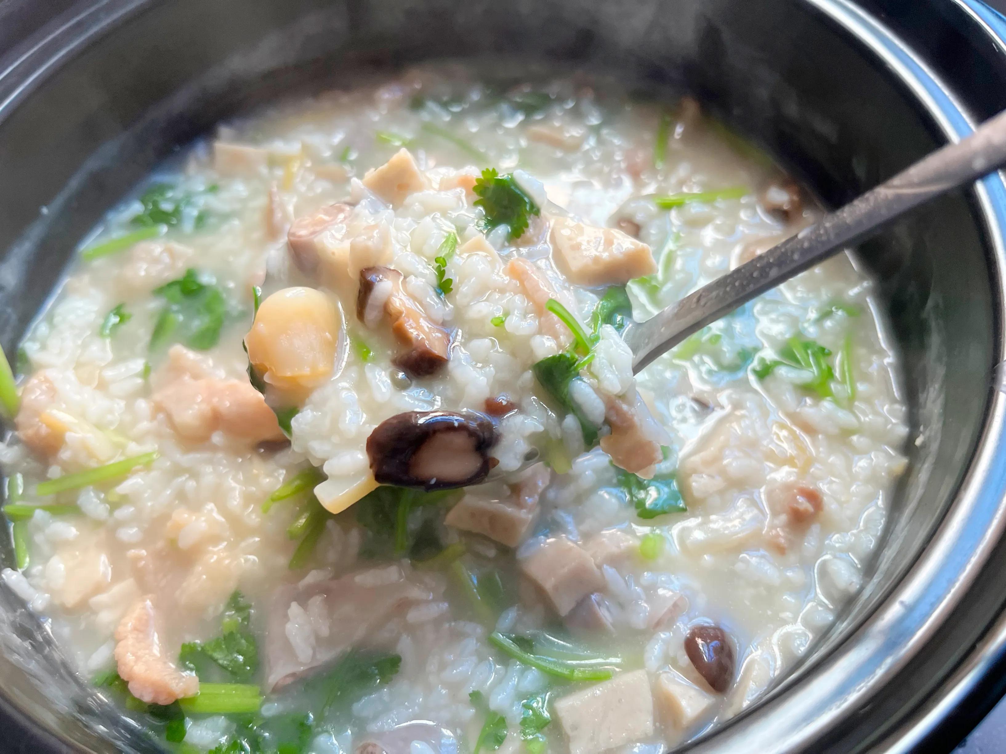 瘦肉粉肠咸粥,绵密顺滑,咸香可口,老少皆宜