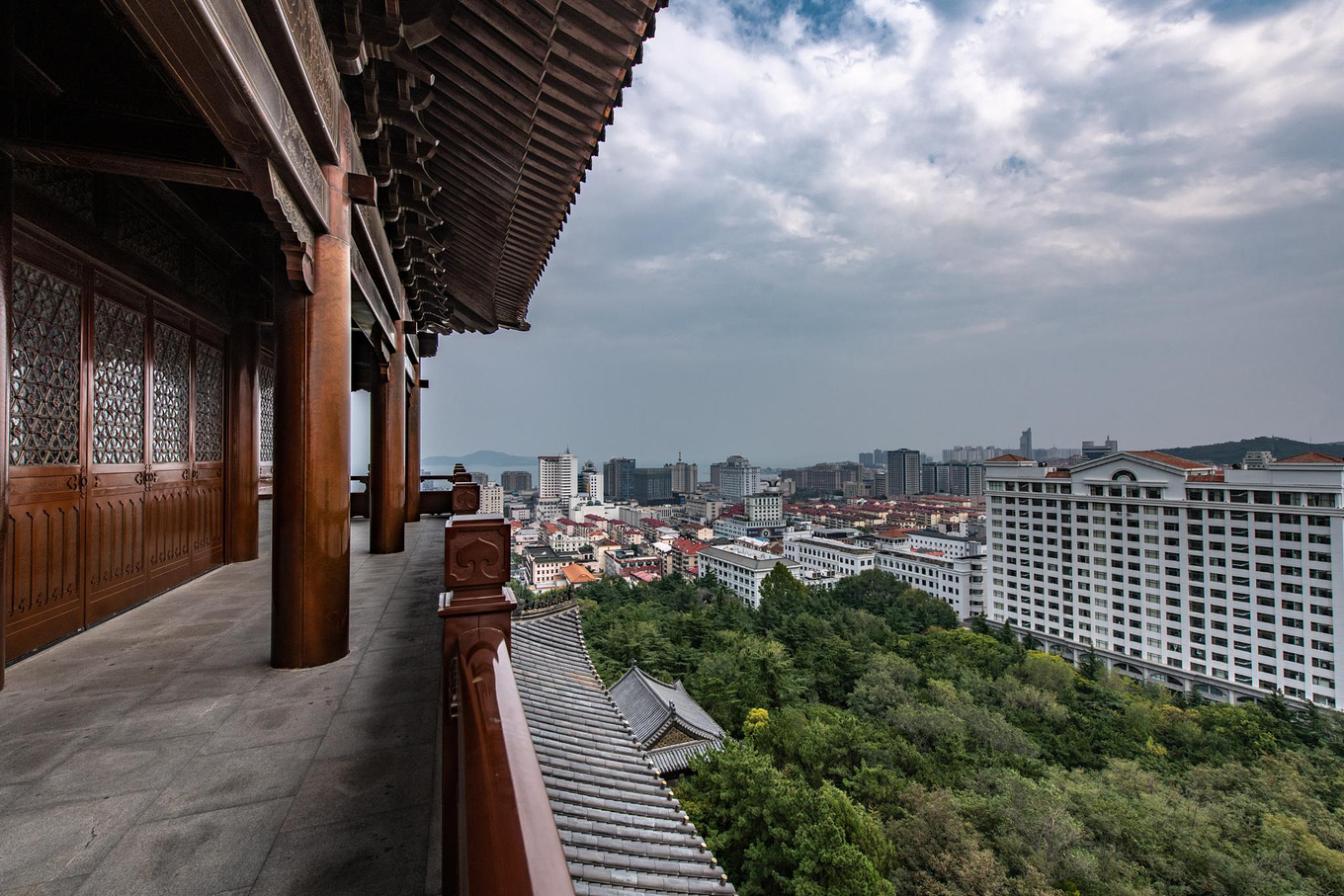 威海环翠楼:城区中心必打卡的景点,登高后可鸟瞰城市街景!