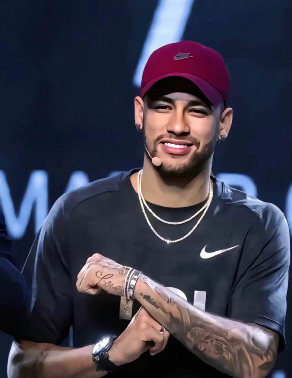 回应体重嘲讽,霸气晒腹肌】 内马尔今日更新ins动态,对于近期被黑子们