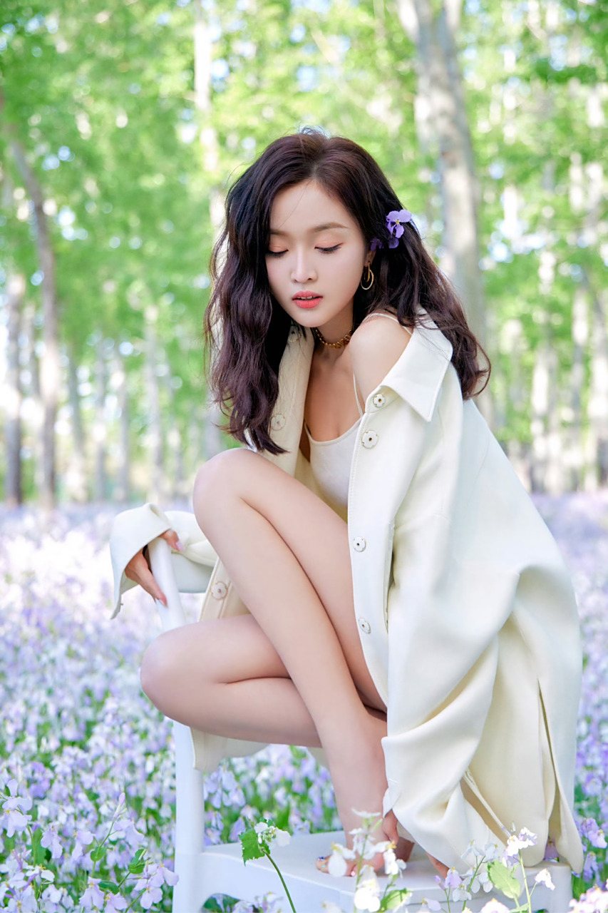 吴宣仪光着小脚丫拍照,清新自然,可爱动人,充满了少女感.