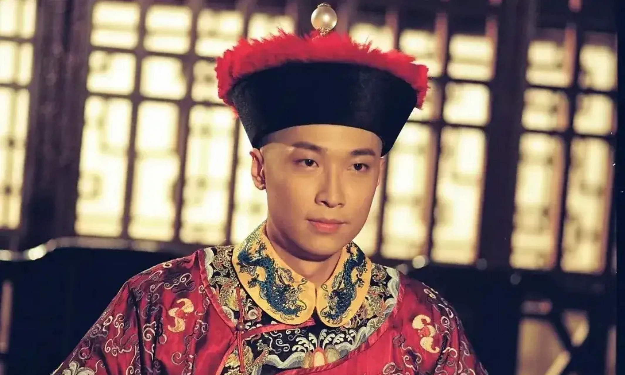 原来上新闻联播的这位是陈小春版《鹿鼎记》的小玄子.