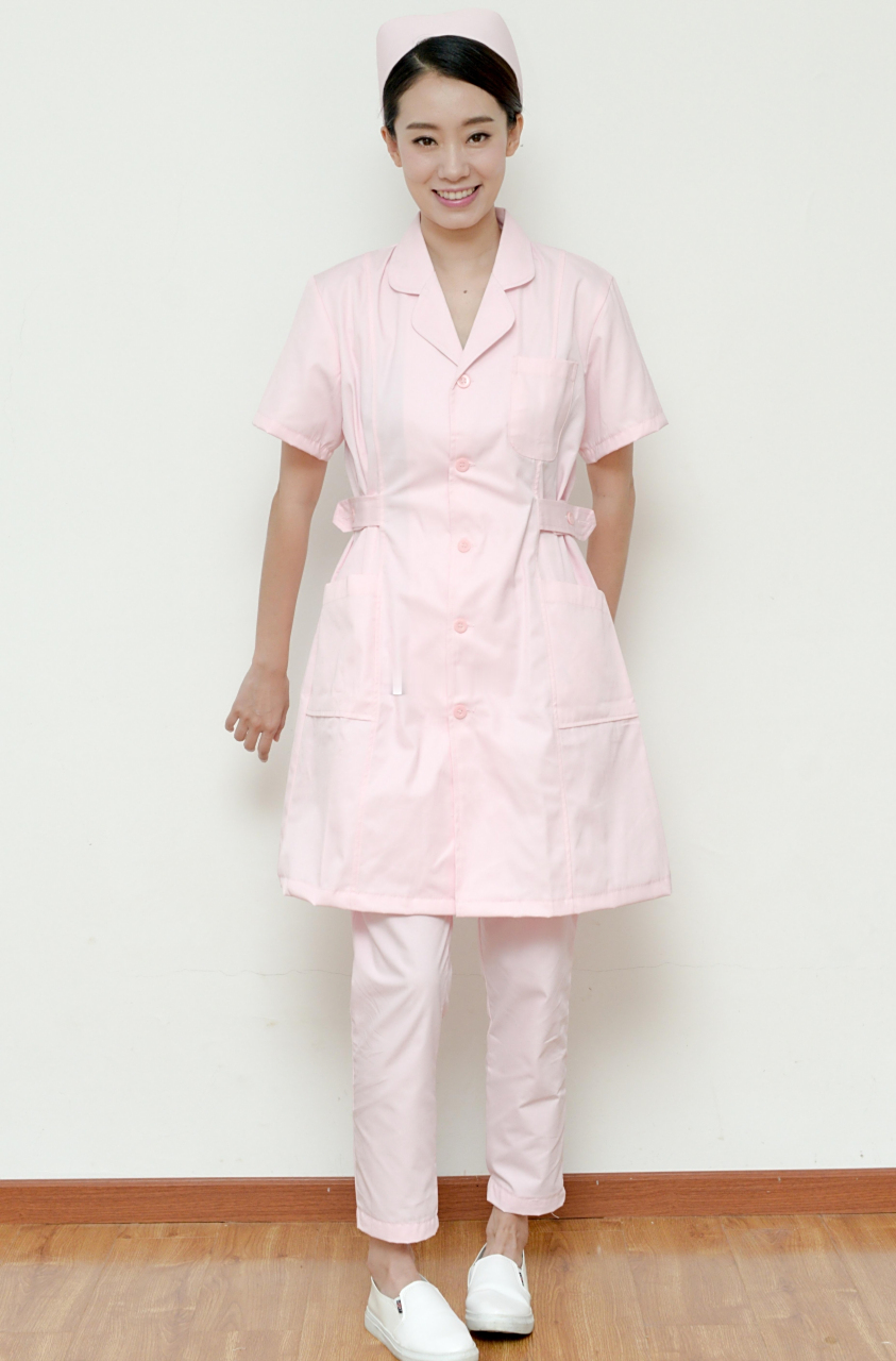 张小斐的粉色护士服造型好清新,笑容明媚,又美又温柔!