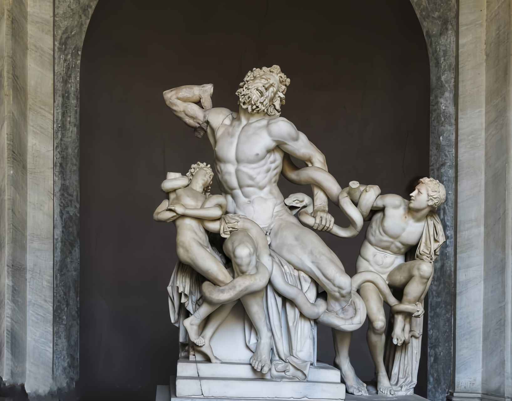 《掷铁饼者》,雕塑家米隆的代表作,描绘了铁饼被摆至最高点即将抛出的