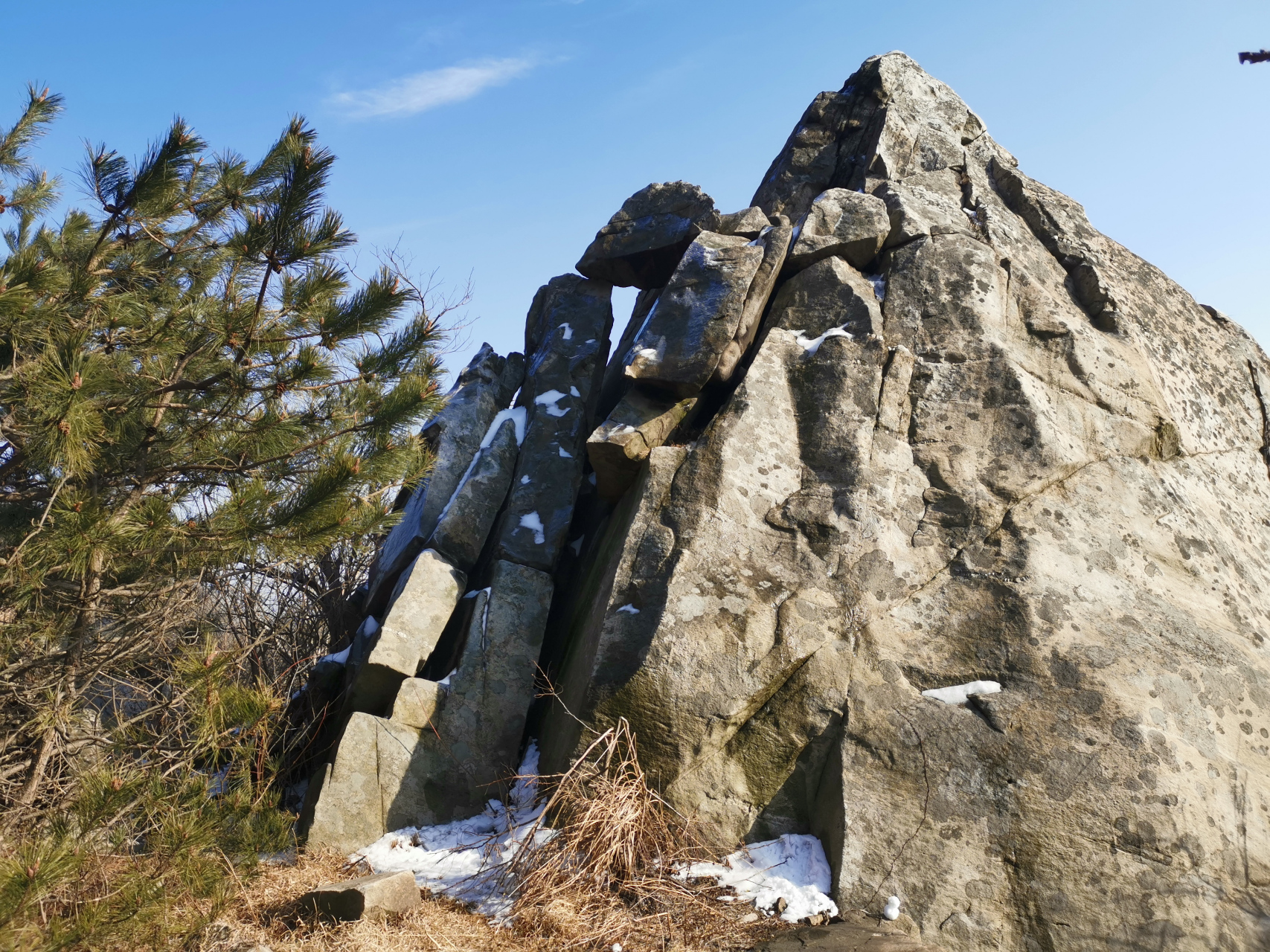 爬黄冈红安老君山,山上积雪片片,居高临下,视野开阔!