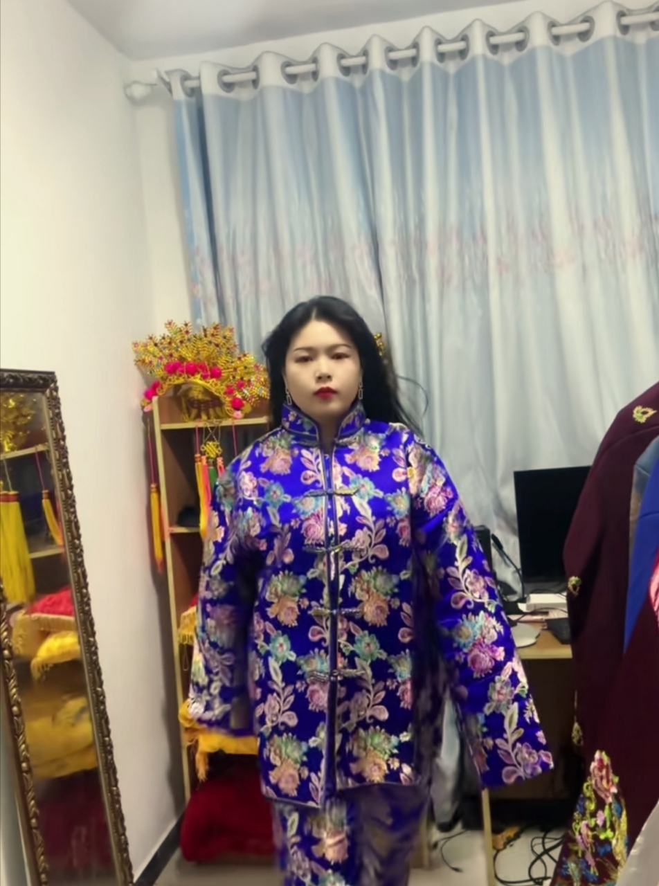 90后女生做寿衣模特图片