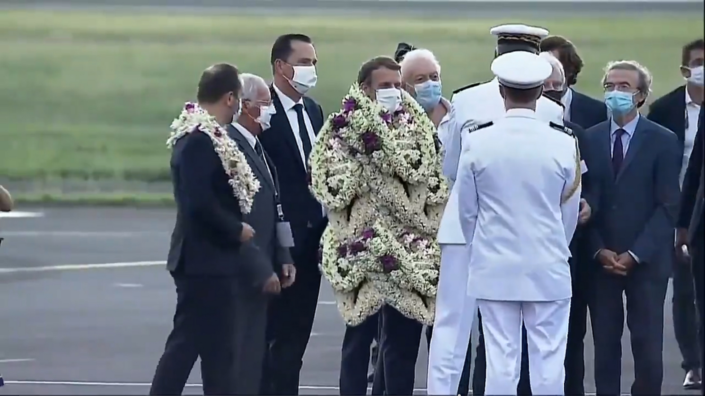 法国总统马克龙出访,受到热情接待,身上戴满了花环!引起了网友的热议!