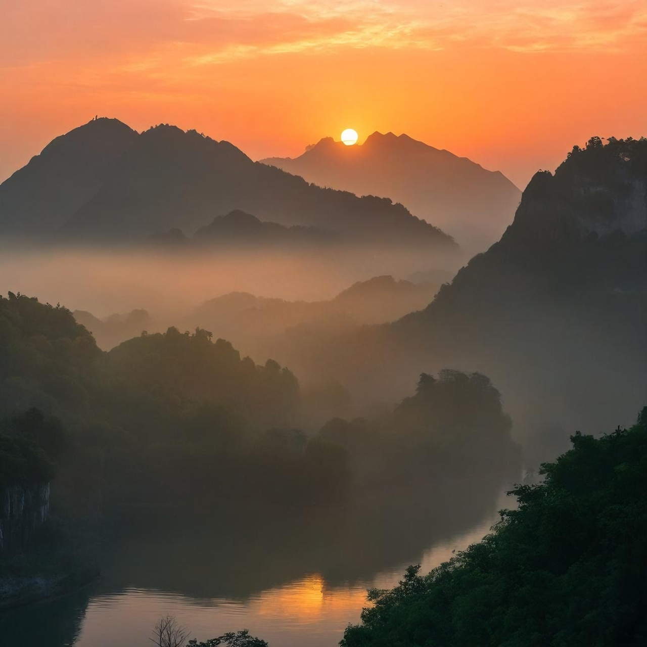 晨曦微露染霞光,  大地苏醒万物生.#朝霞