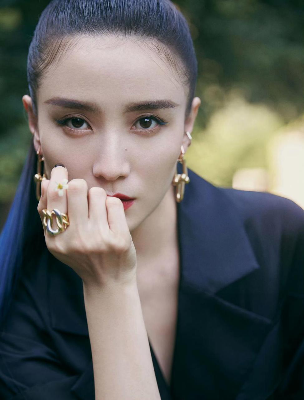 影视女演员和歌手,1980 年 11 月 13 日出生于黑龙江省哈尔滨市南岗区