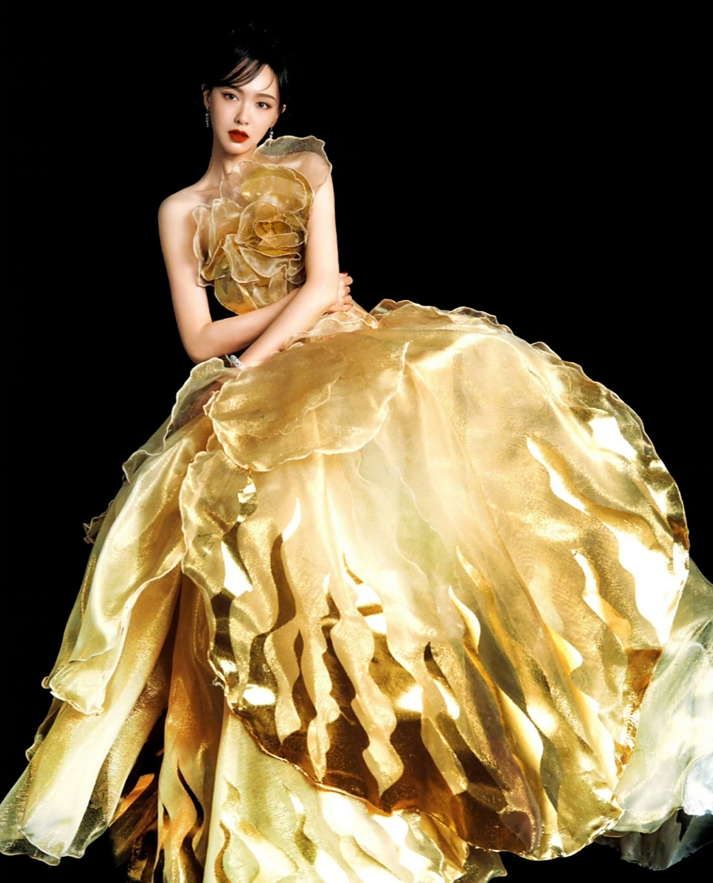 唐嫣一袭金色礼裙如同春天里盛开的花朵,搭配红唇高盘发造型,唯美典雅