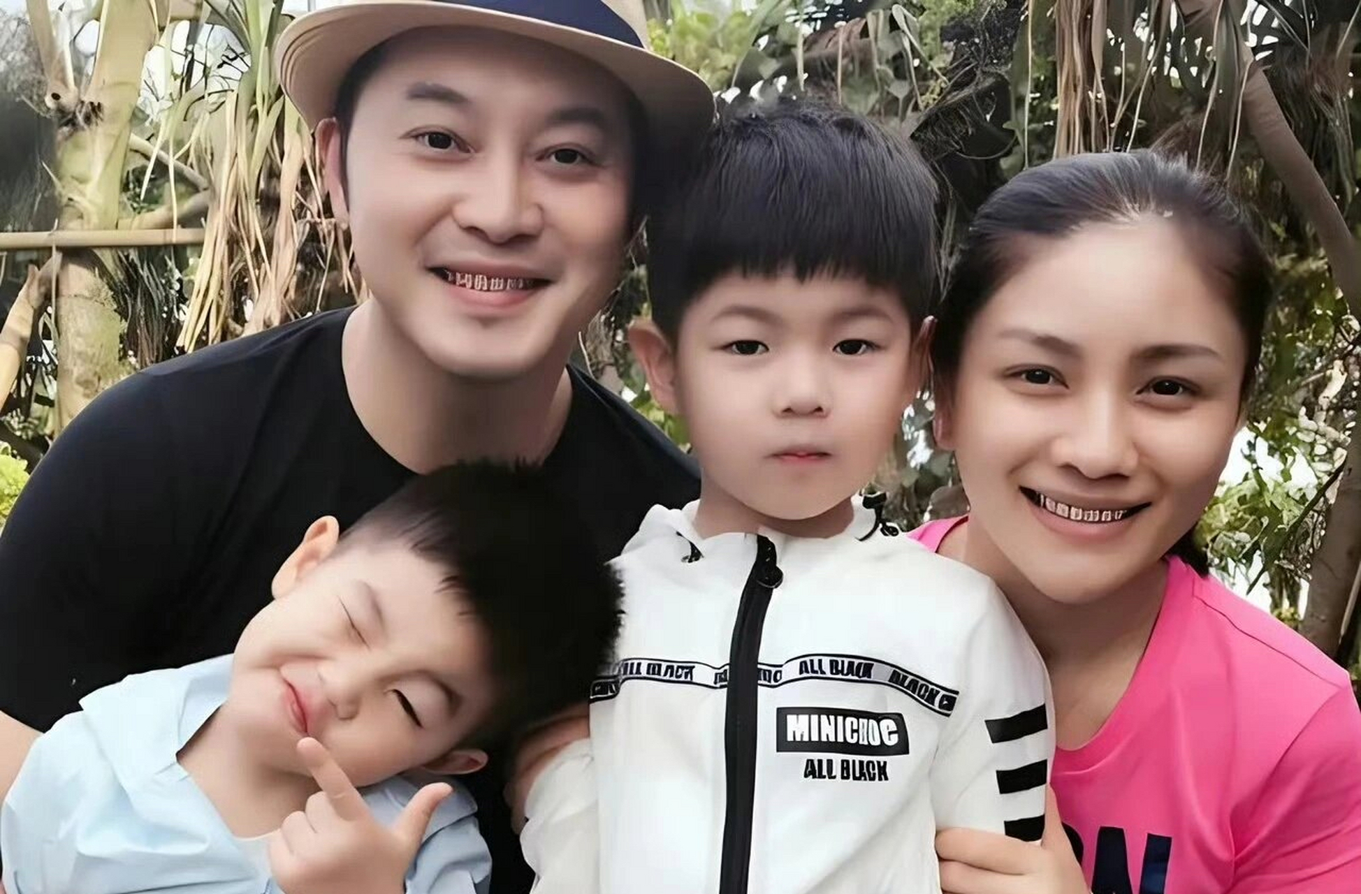 大儿子从小就被誉为东北宋仲基,小儿子叫小鱼儿,两个孩子虽相差几岁