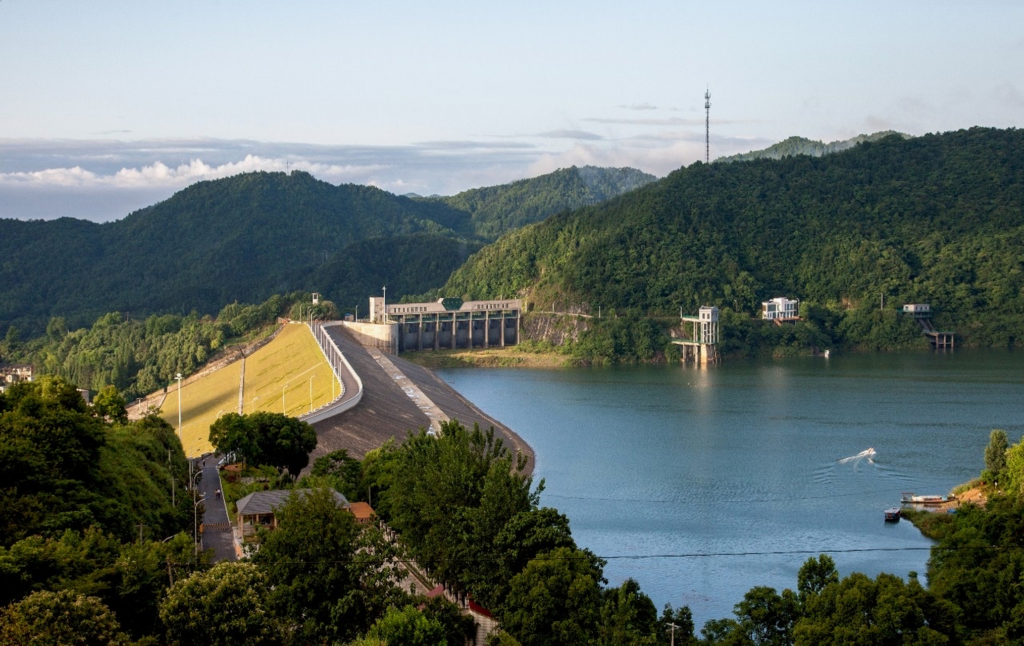 若你喜欢好山好水,不妨来太湖县花亭湖看一看,旅游景点打卡都是免费!
