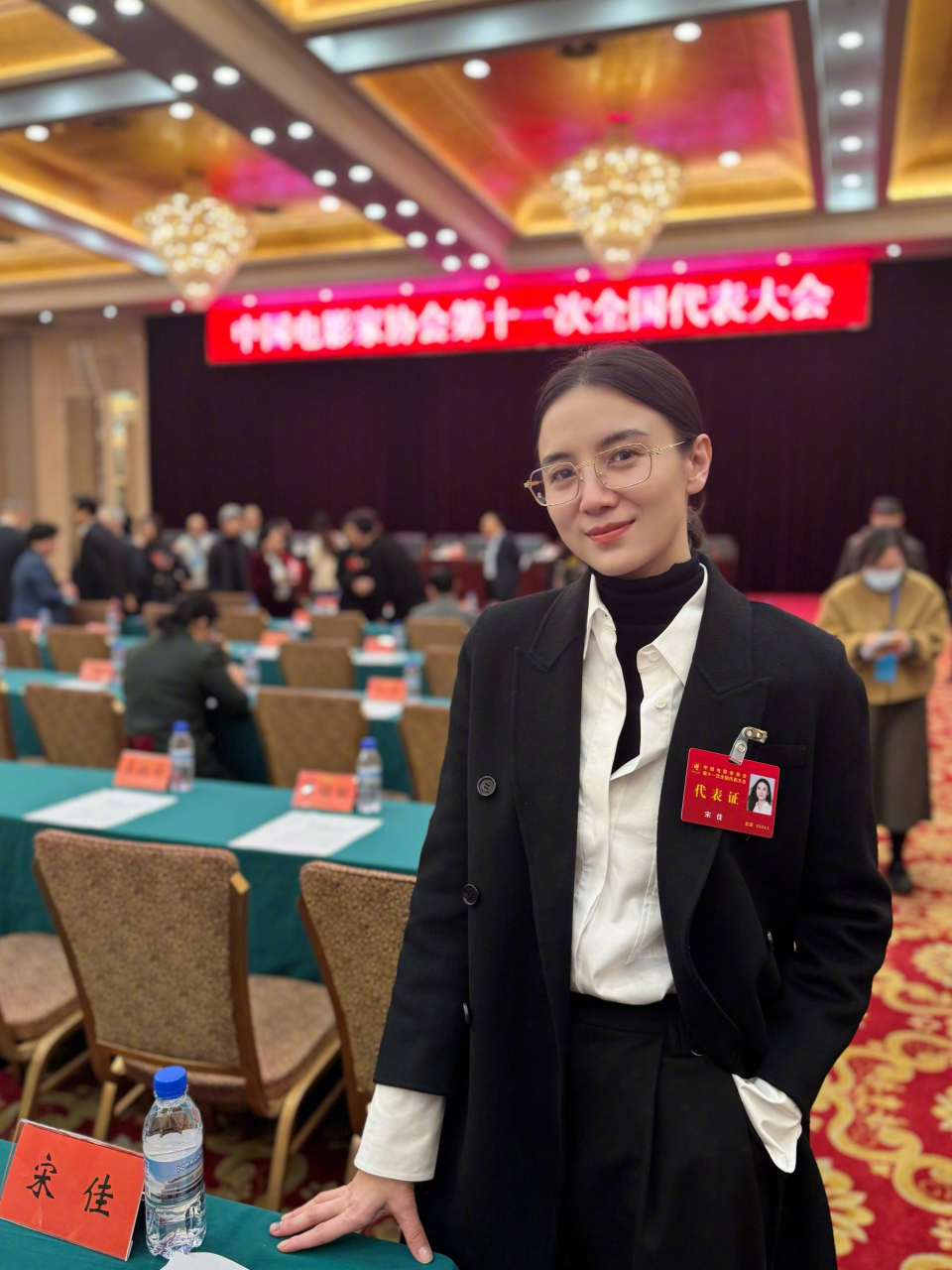 宋佳,173cm的身高,站在那儿就是一道风景线,不仅长得漂亮,演技也是