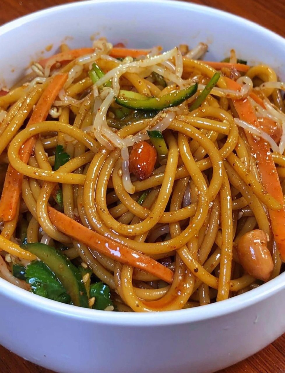 简单搞个凉拌面吃吃吧 食材:面条77黄瓜0677火腿肠77花生米