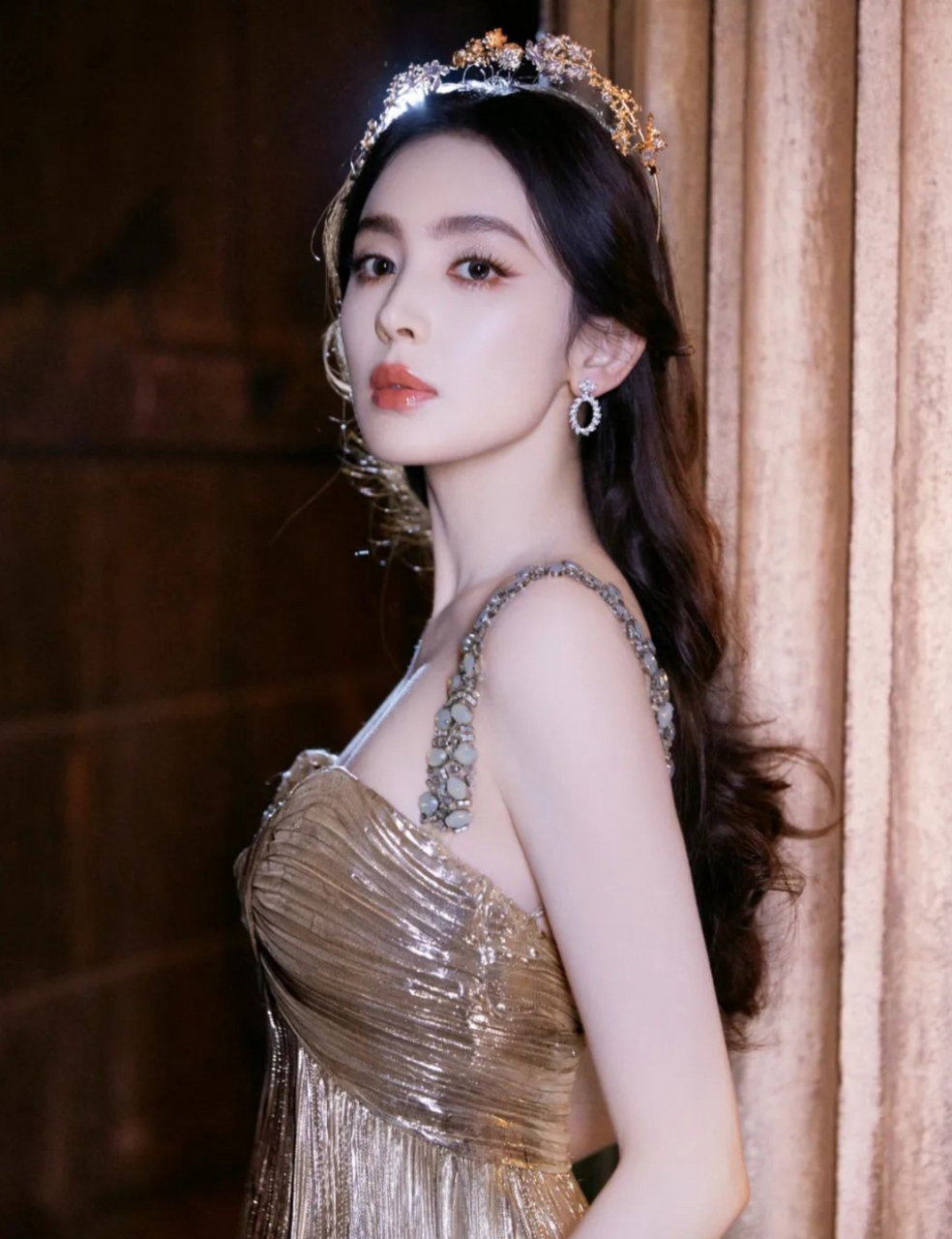 古力娜扎颜值和身材都很好,出生于1992年5月2日,身高1米72,毕业于北京
