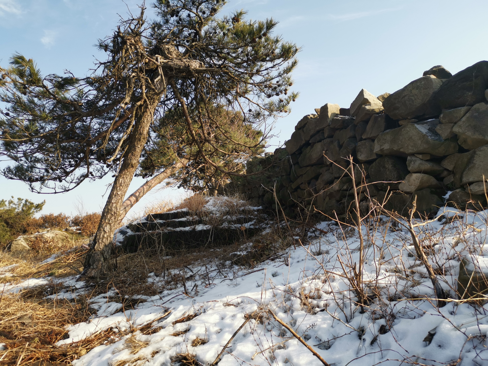 爬黄冈红安老君山,山上积雪片片,居高临下,视野开阔!