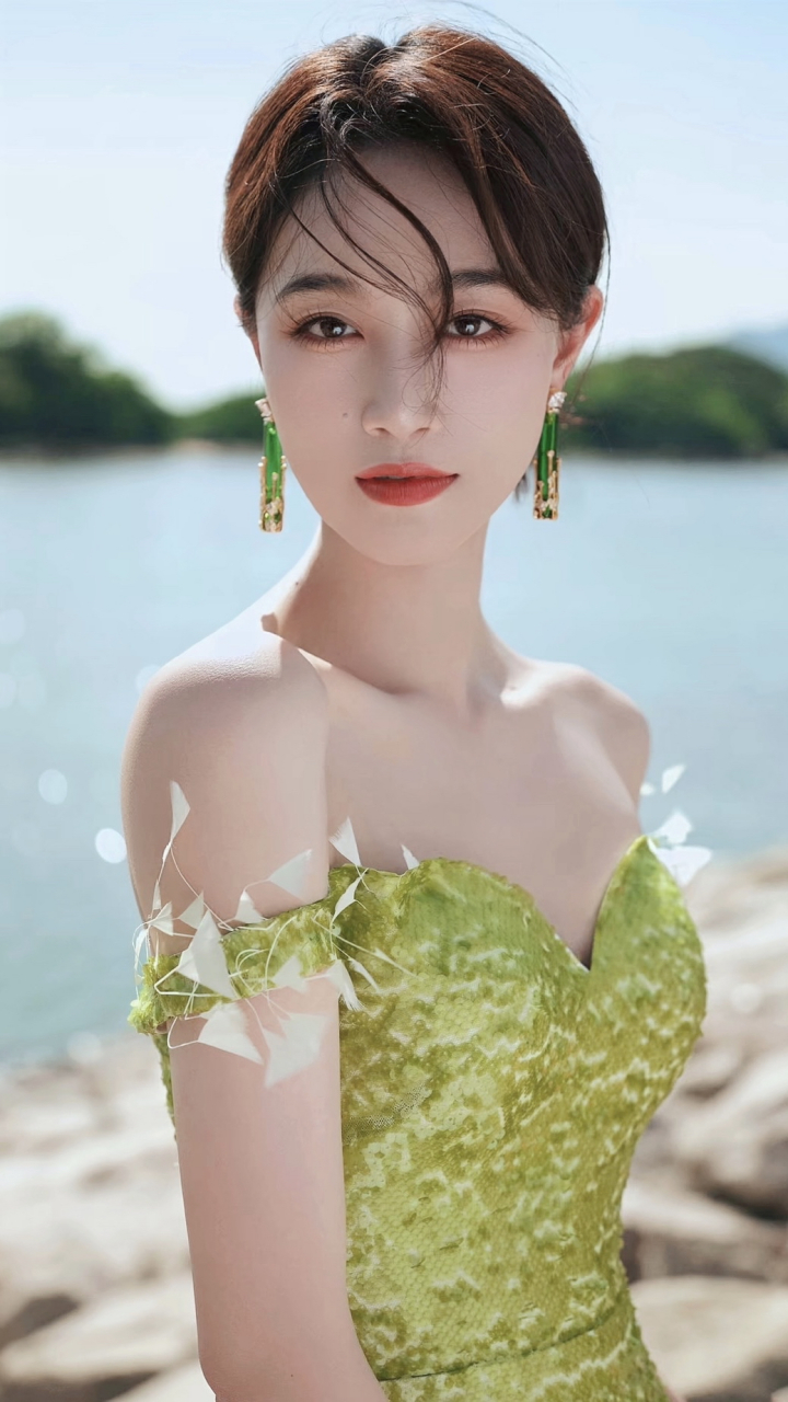 蓝盈莹 高清手机壁纸来喽  短发的蓝盈莹也太清爽,干练利落自信了吧