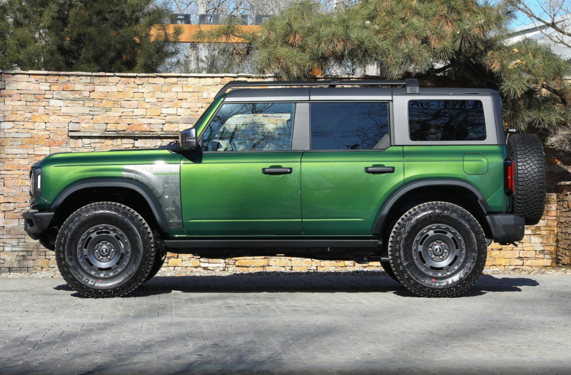 江铃福特烈马,一款原汁原味的硬派越野车型,亮相国内市场.