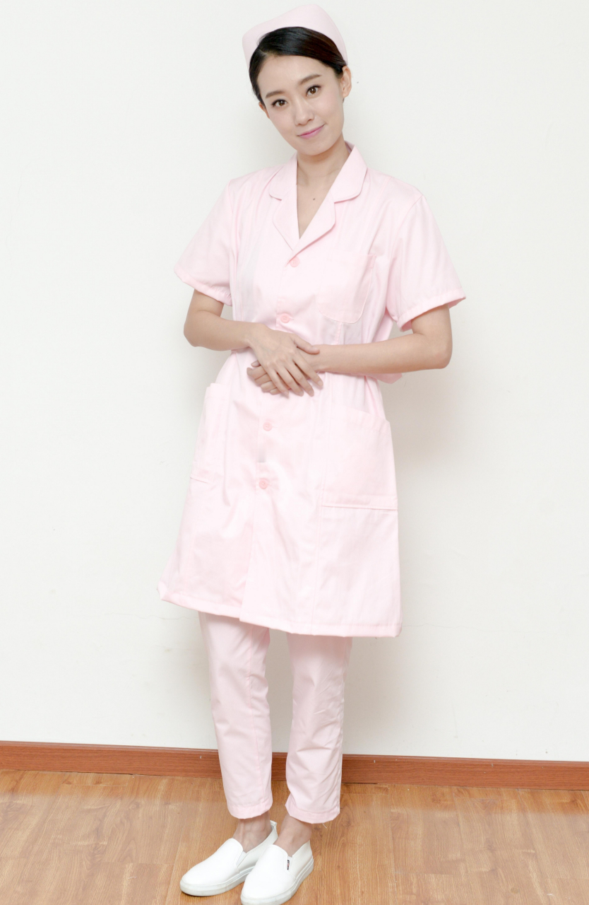 张小斐的粉色护士服造型好清新,笑容明媚,又美又温柔!