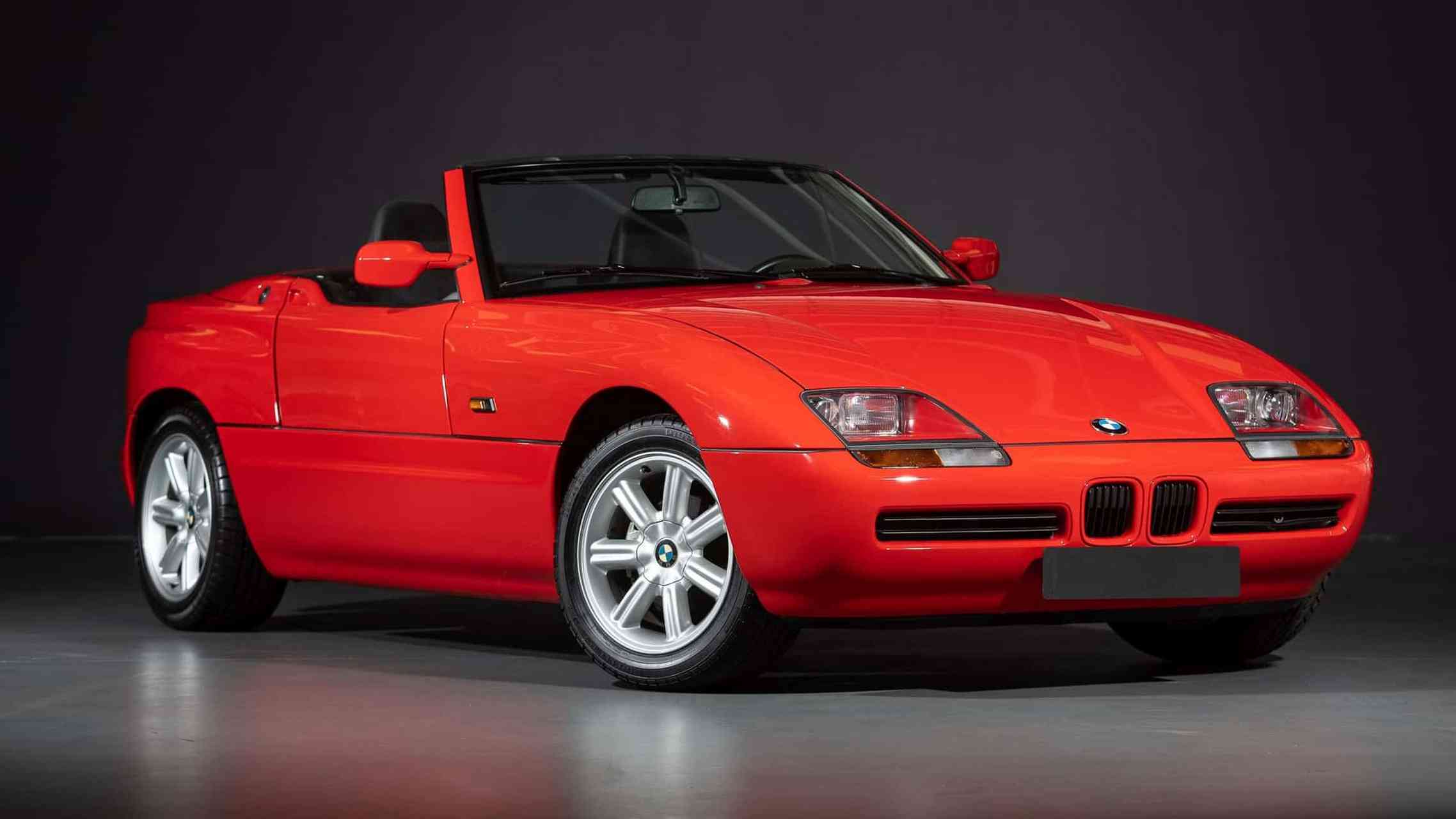 一辆保存完好的宝马z1正在被拍卖.