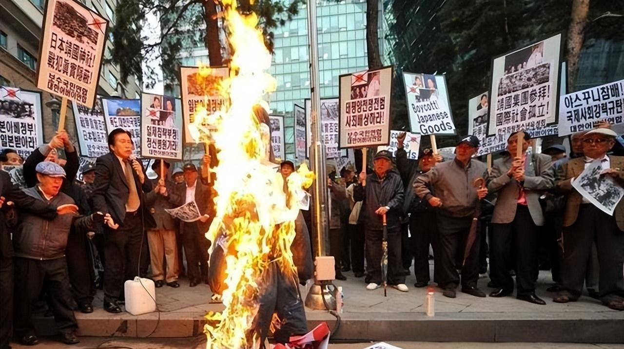 中国男子火烧靖国神社图片