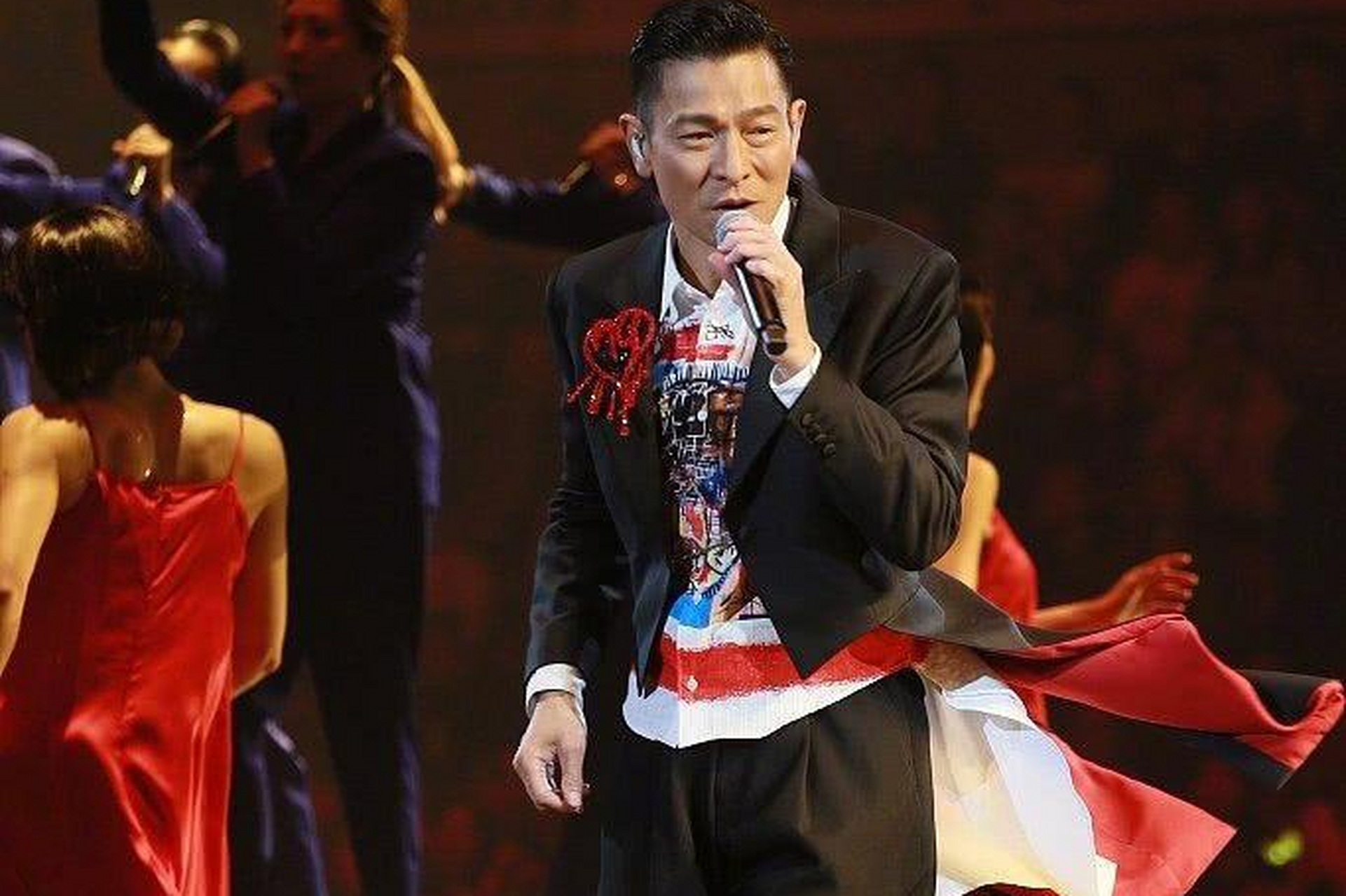 告别油腻,刘德华教你如何穿搭!选择九分裤,靴子等时尚单品.