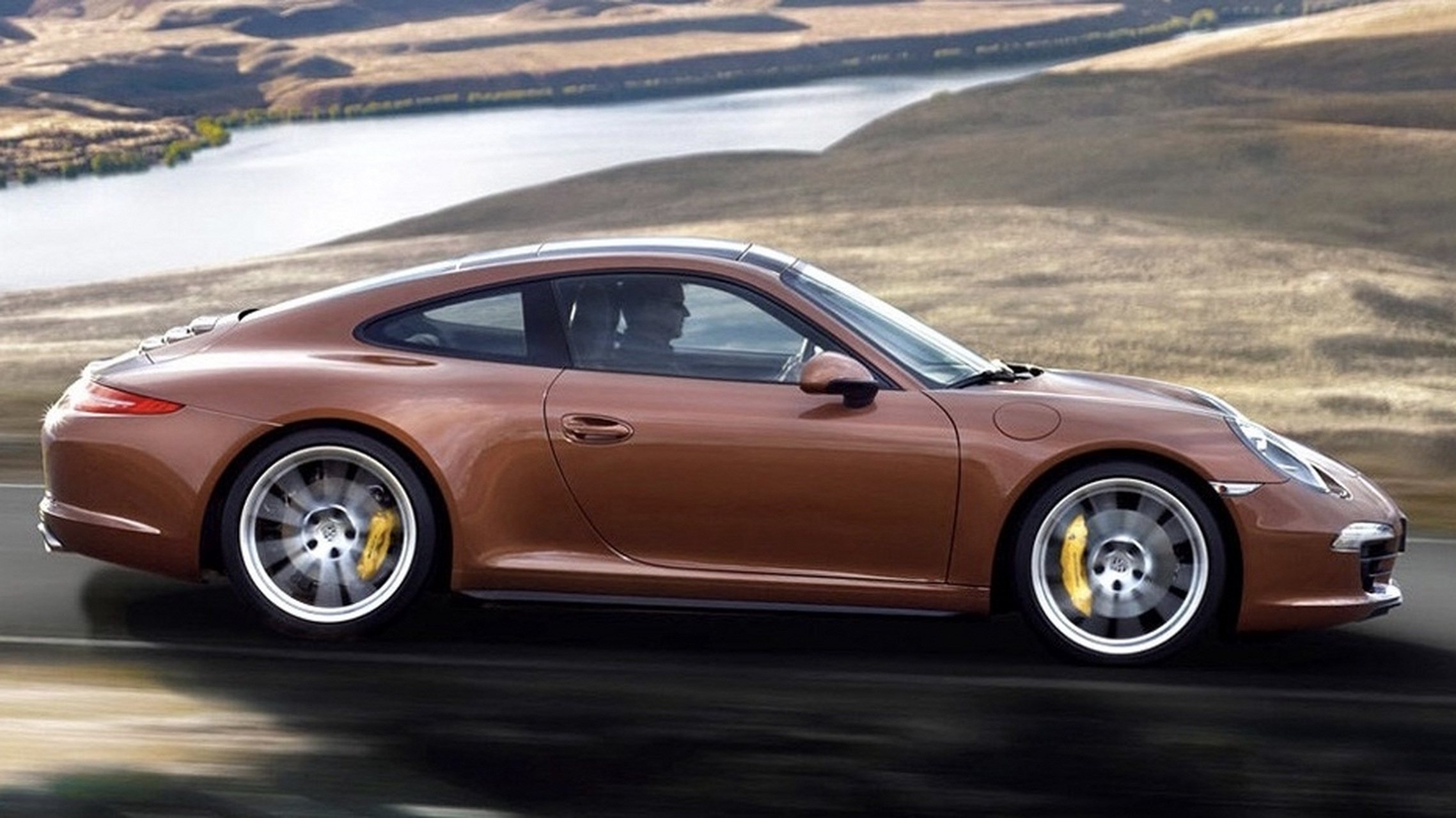 还是2013款的保时捷911轿跑看着带劲,外观设计的真的无敌了,尤其尾部