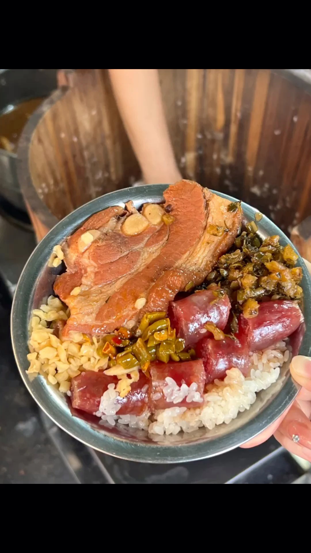 爱惨这家南宁老牌扣肉糯米饭了,真的超级的好吃,一大块肥瘦相间的扣肉