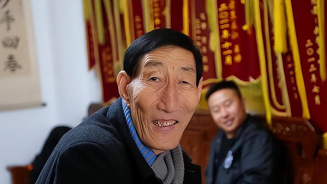 回顾中国第一巨人鲍喜顺不顾医生忠告冒险生子如今儿子多高