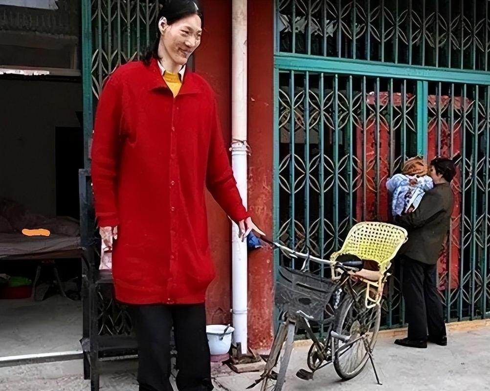 回顾第一女巨人姚德芬来自安徽穿78码鞋子一顿饭吃6碗炒面