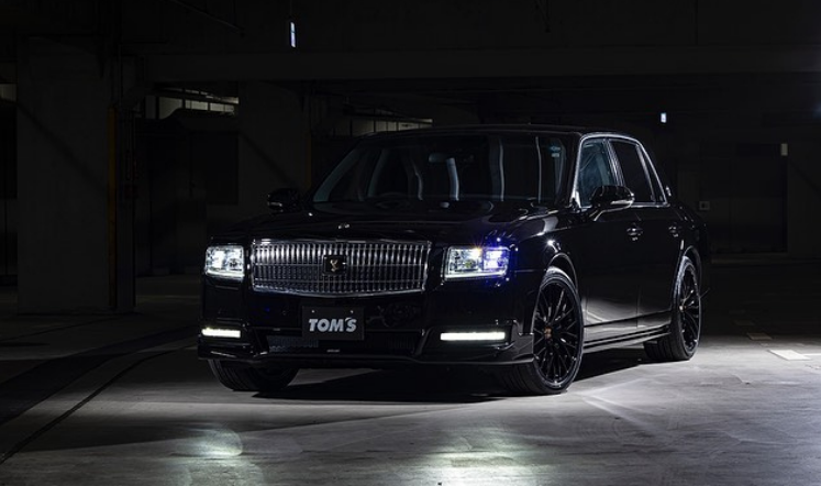 实拍丰田世纪改装版,像一个"西装暴徒",搭5.0l v8和混动系统