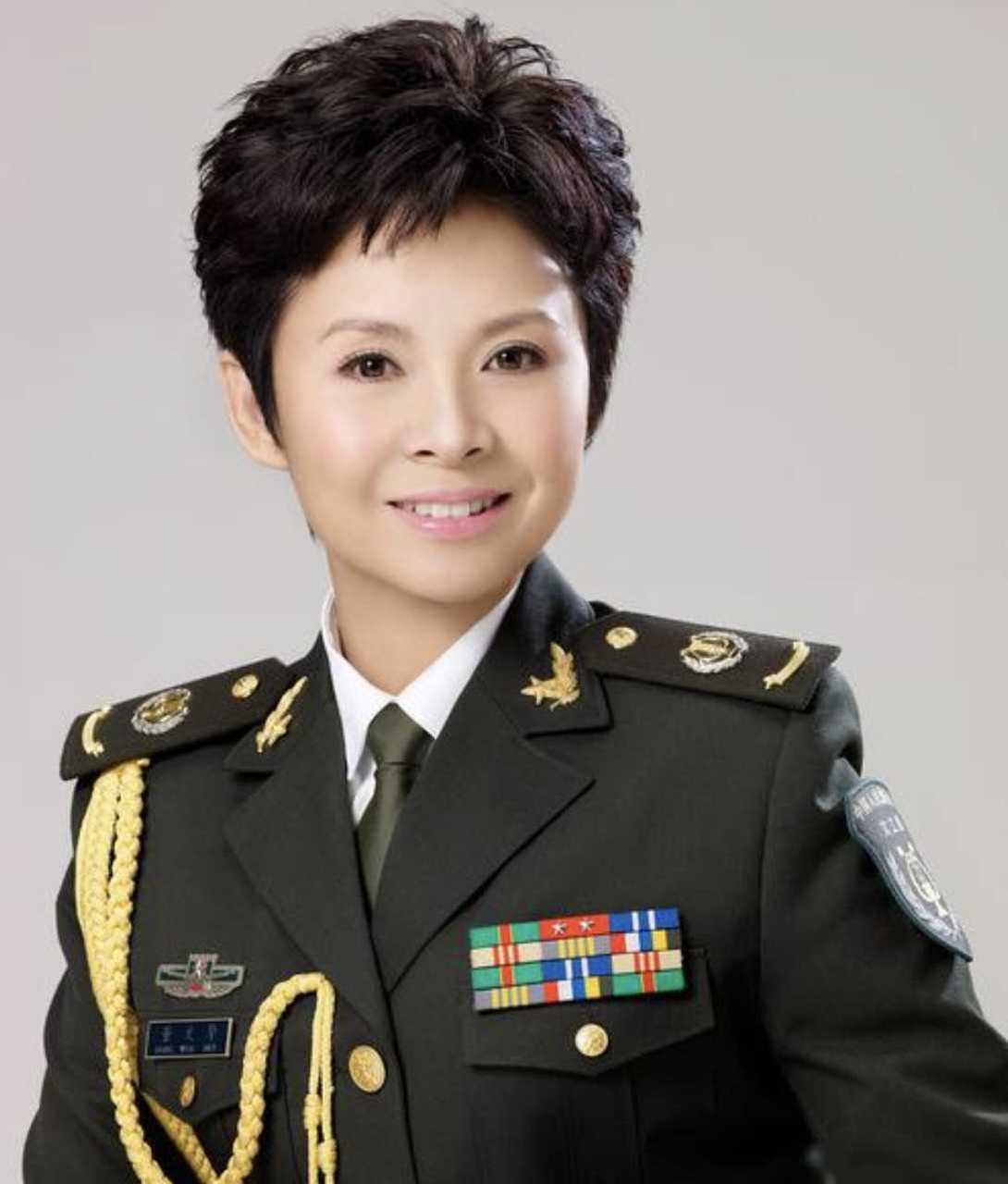 历经远华案的低谷,董文华与杨钰莹不仅没有放弃音乐梦想,更勇敢面对