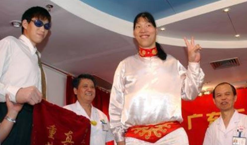 回顾第一女巨人姚德芬来自安徽穿78码鞋子一顿饭吃6碗炒面