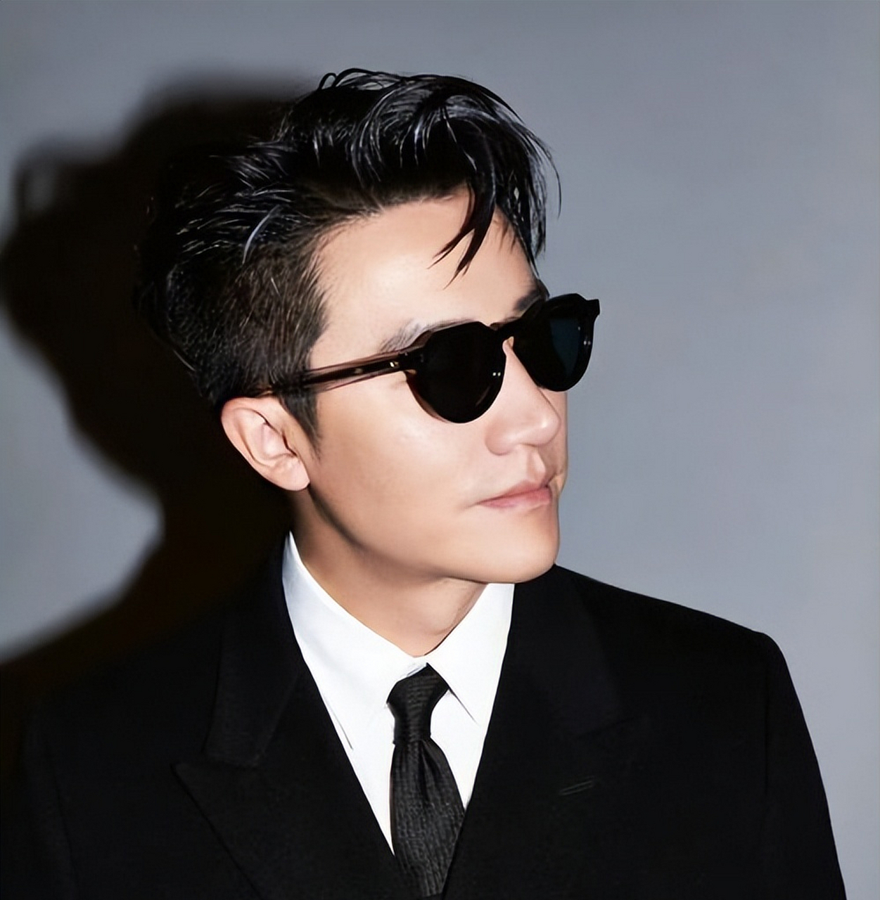 黄轩以其深邃的眼神,独特魅力和不凡演技成为观众焦点.