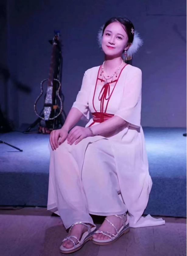 元老级陌陌主播人气如昨原创歌手丹丹来了歌颂生活