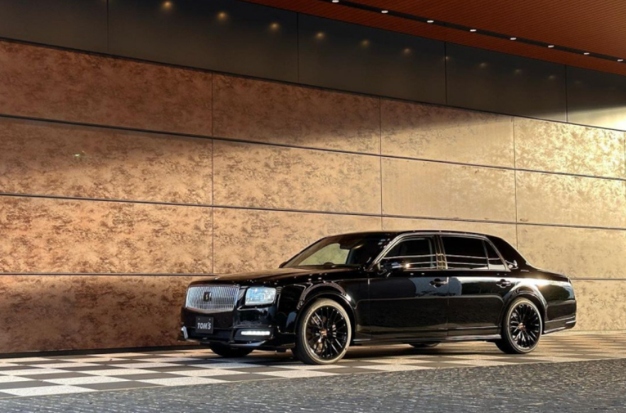 实拍丰田世纪改装版,像一个"西装暴徒",搭5.0l v8和混动系统