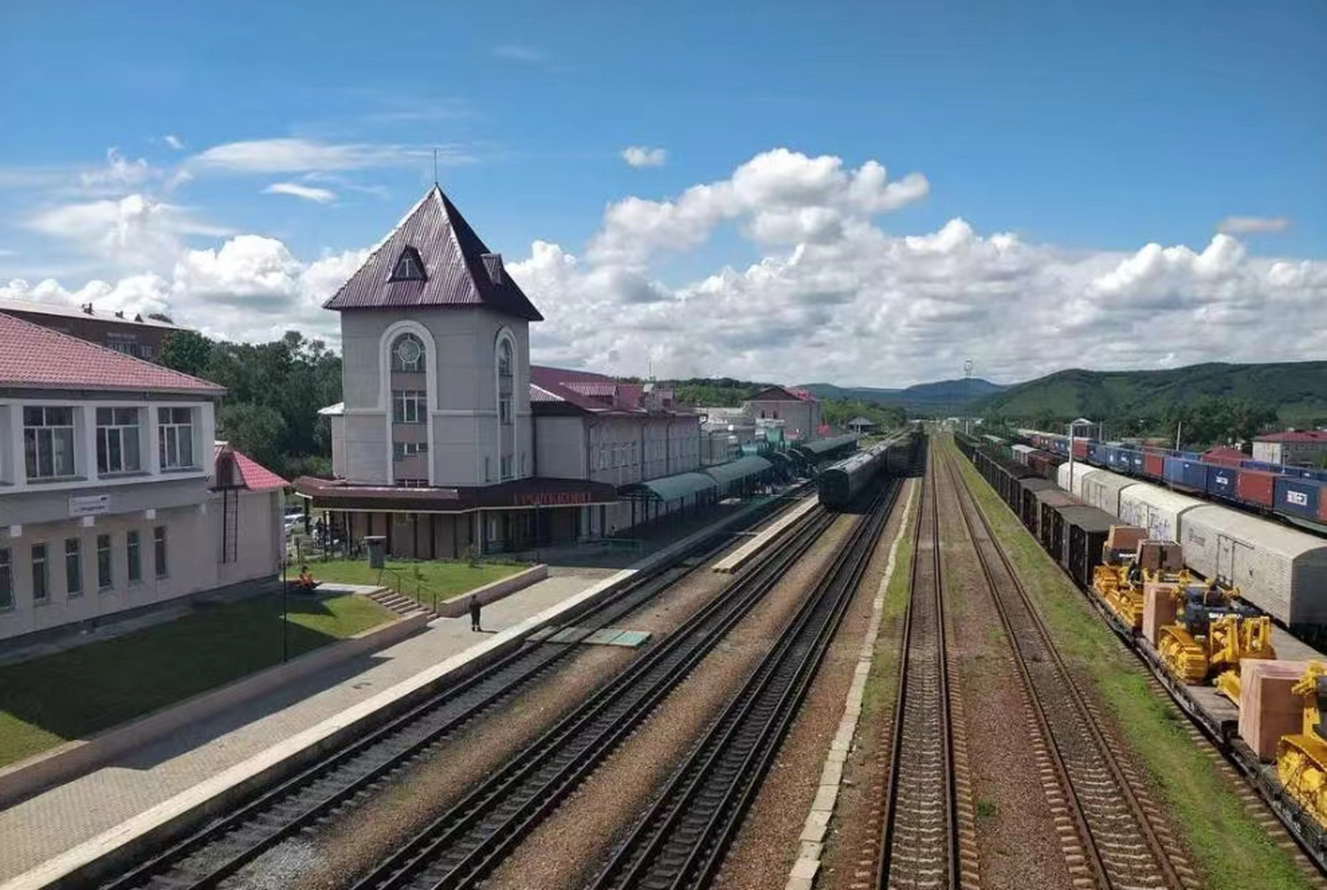 俄罗斯使用的是宽轨轨道,比国际标准轨1.435米宽了将近十公分,为1.