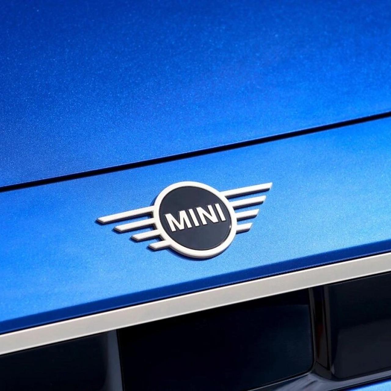 首先,车头的圆形头灯设计,就是mini的经典标志,让人一眼就能认出它的