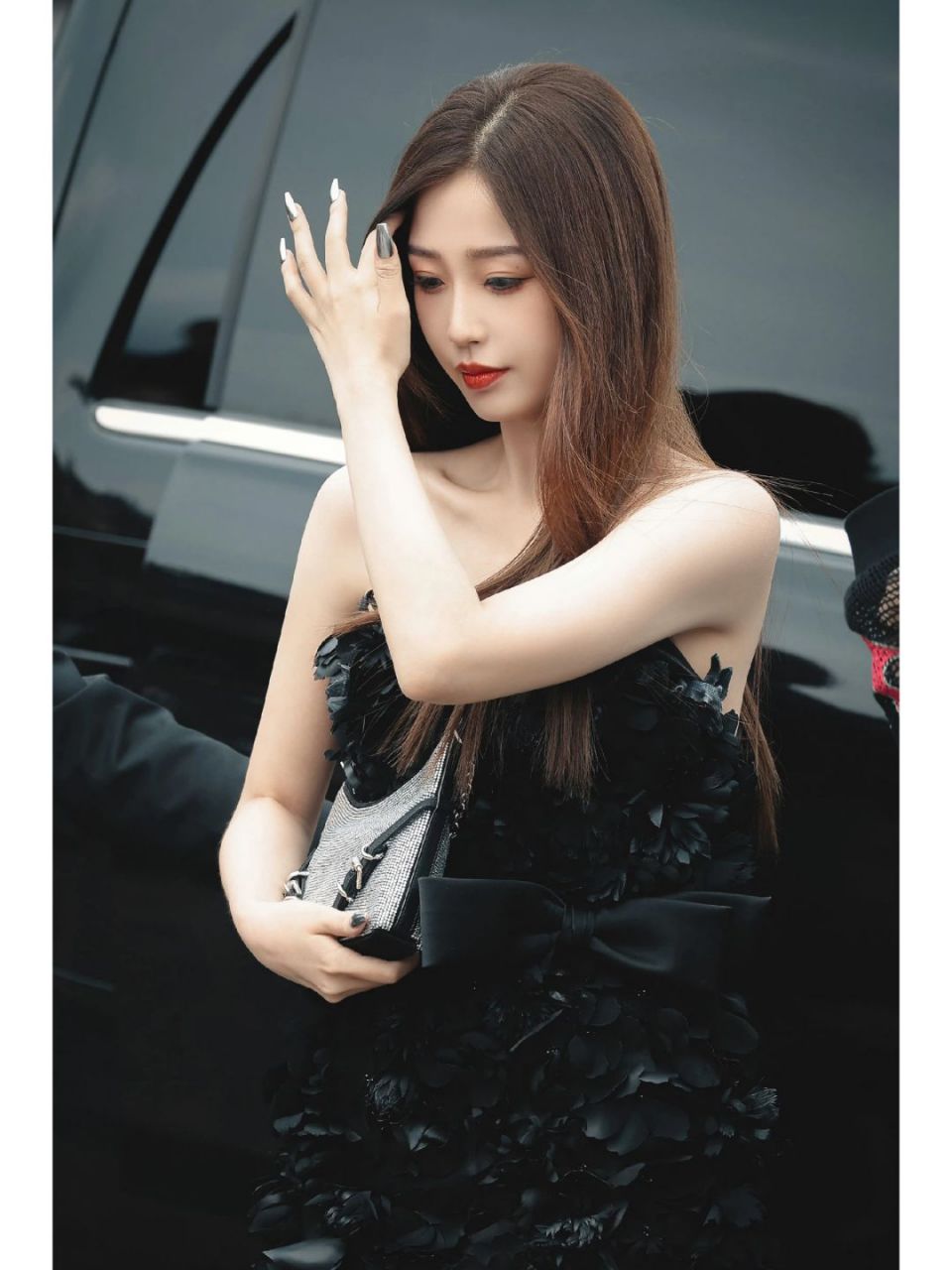 "小作精"虞书欣在巴黎走秀上的穿搭可谓是时尚圈的焦点.