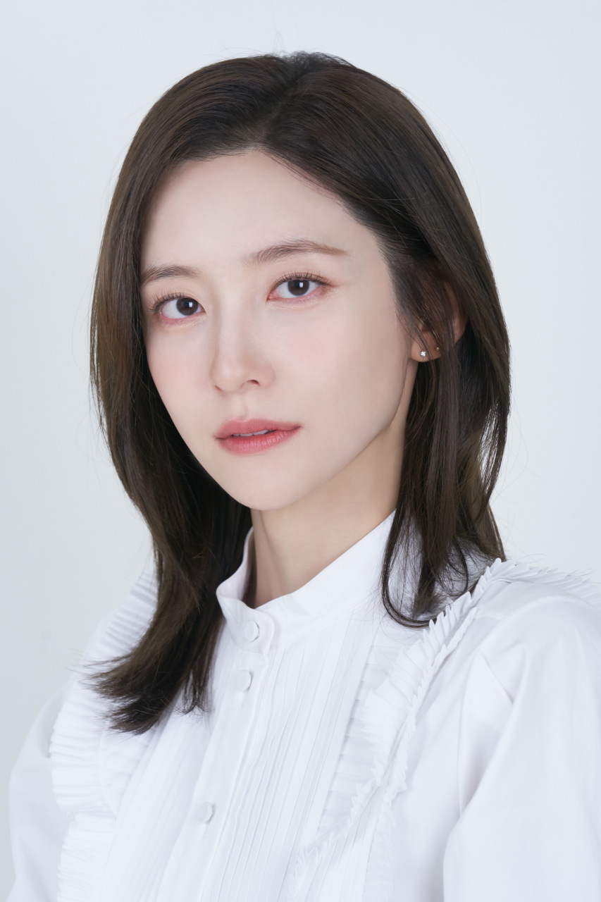 朴智炫 ji-hyun park,韩国演员,近年来出演了多部较为知名的影视剧