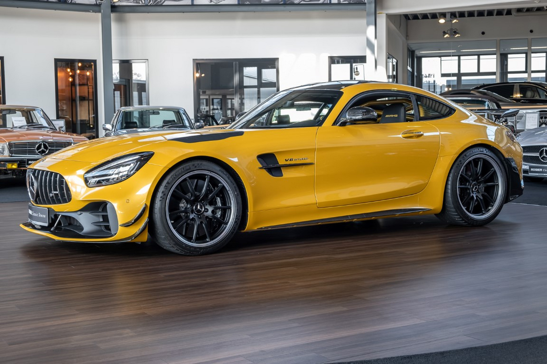 在现代燃油车的设计理念当中,尤其是前置发动机的超级跑车,你会发现