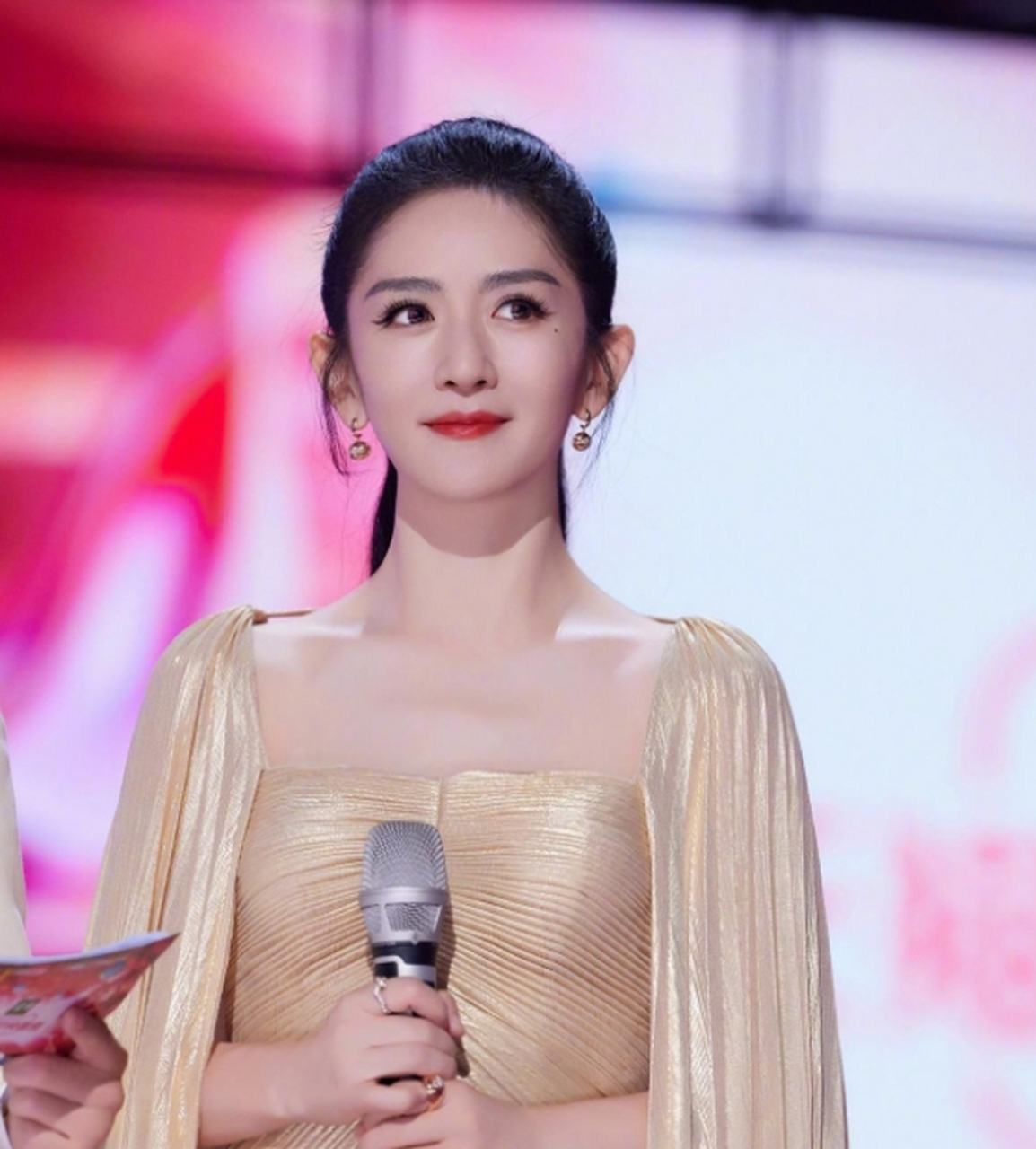 谢娜以高马尾搭配礼服,展现出精致性感与高级魅力的完美结合!