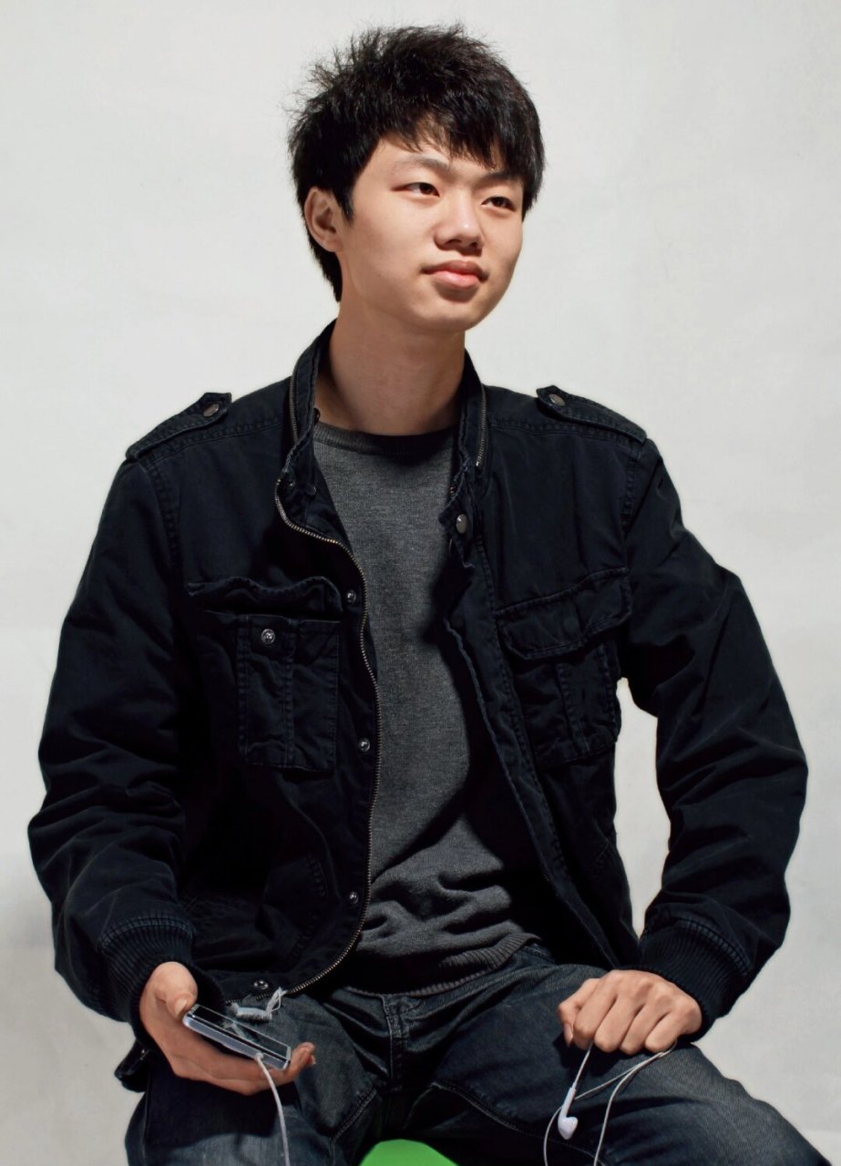 男青年半身像  男青年半身像,一幅充满活力和朝气的画面.