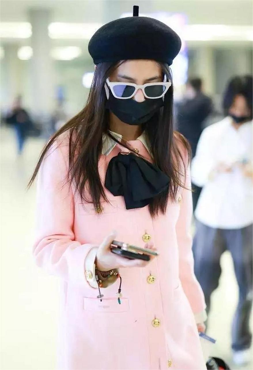黄圣依的机场新造型又成功了!粉色大衣配长筒马丁靴,时尚又减龄