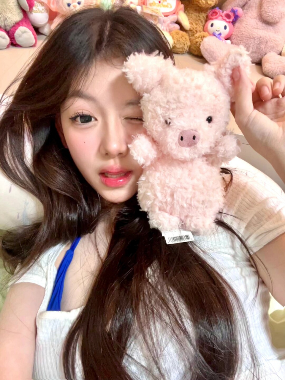 韩系妆容的精髓在于根根分明的上睫毛,肉嘟嘟的卧蚕以及粉嫩