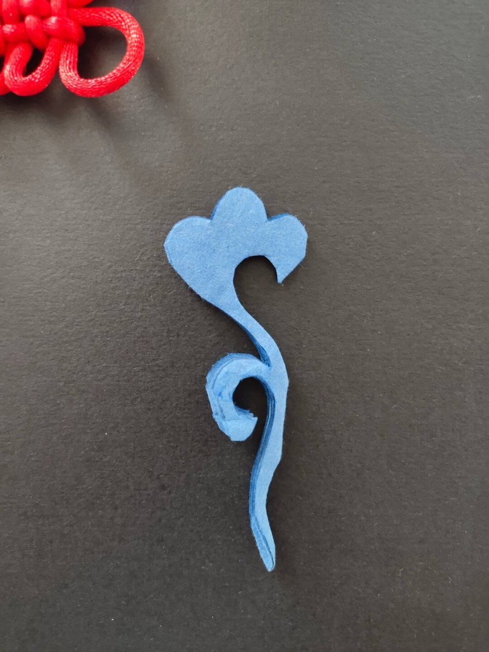 剪纸文化是中国传统艺术的重要组成部分,它以纸张