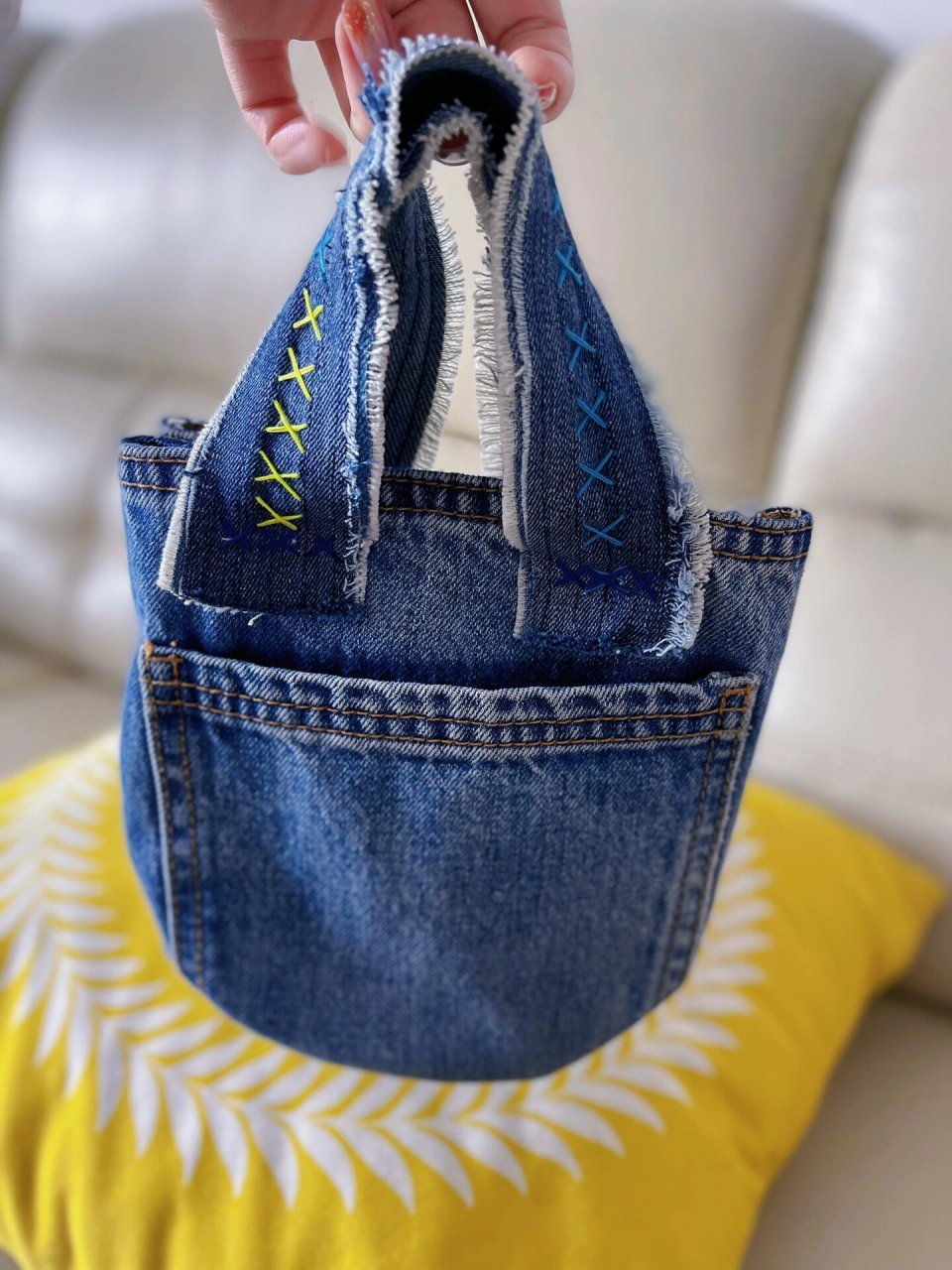 牛仔裤改造手拎小包 牛仔裤口袋用来做小包包真的太合适辣 缝合即得三