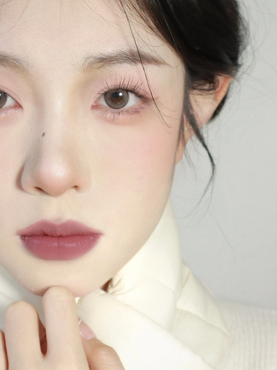 清冷破碎白雪妆  清冷而破碎的妆容,如同白雪般纯净无暇.